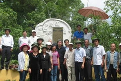 Đoàn cán bộ, phóng viên Thông tấn xã Giải phóng Khu V chụp ảnh lưu niệm tại Bia tưởng niệm các liệt sĩ Thông tấn xã Giải phóng Khu V. (Ảnh: Văn Sơn)