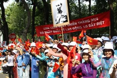 Đông đảo các tầng lớp nhân dân thành phố tham dự buổi lễ. (Ảnh: Tràng Dương/TTXVN)