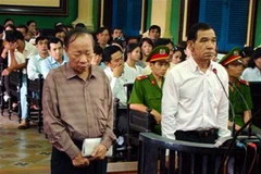 Bị cáo Huỳnh Ngọc Sỹ (áo trắng). (Ảnh: Internet)