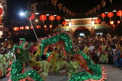 Múa lân-rồng truyền thống trong đêm Nguyên Tiêu. (Ảnh: Tràng Dương/TTXVN)