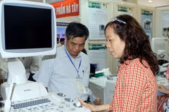 Gian hàng giới thiệu máy siêu âm màu thế hệ mới do Mỹ sản xuất. (Ảnh: Hữu Oai/TTXVN)