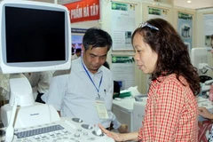Gian hàng giới thiệu máy siêu âm màu thế hệ mới do Mỹ sản xuất. (Ảnh: Hữu Oai/TTXVN)