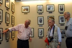 Các phóng viên quốc tế thăm Bảo tàng chứng tích chiến tranh, quận 3, TP.HCM. (Ảnh: Hoàng Hải/TTXVN)