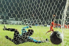 Quả đá penalty quyết định của Kim Tiến. (Ảnh: Mạnh Tuấn)
