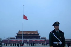 Trung Quốc treo cờ tưởng niệm nạn nhân động đất ở quảng trường Thiên An Môn ở Bắc Kinh, ngày 21/4. (Ảnh: Xinhua)