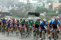 Các vận động viên trên đường đua từ Biên Hòa về Cần Thơ. (Ảnh: Ngọc Trường/TTXVN)