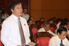 Bộ trưởng Bộ giao thông vận tải Hồ Nghĩa Dũng trả lời chất vấn của đại biểu Quốc hội. (Ảnh: Thái Bình/TTXVN) 