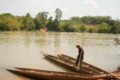 Thuyền độc mộc đang trở thành hoài niệm trên dòng Pô Cô. (Ảnh: Internet)