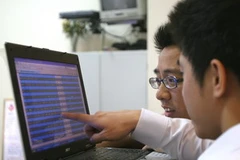 Các nhà đầu tư nhập lệnh trực tuyến. (Ảnh: Phạm Hậu/TTXVN)