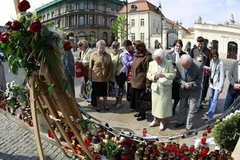 Người dân cầu nguyện tại Quảng trường Tổng thống ở Warsaw. (Ảnh: Reuters)