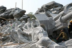 Hoàn thiện tượng đài kéo pháo trong dự án phục dựng tuyến đường kéo pháo. (Ảnh: Xuân Trường/TTXVN)