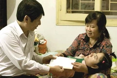 Quỹ "Vì nỗi đau da cam" tặng quà nạn nhân dioxin. (Ảnh: Dương Ngọc/TTXVN)