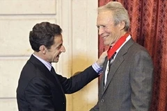 Nhà làm phim kiêm diễn viên Clint Eastwood (phải). (Ảnh: TT&VH)