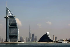 Ba công trình kiến trúc nổi tiếng do tập đoàn Dubai World xây dựng ở ngoài khơi bờ biển Dubai, Các tiểu vương quốc Arập thống nhất ngày 21/12. (Ảnh: AFP/TTXVN)