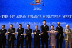 Phó Thủ tướng Nguyễn Sinh Hùng chụp ảnh chung với các đại biểu. (Ảnh: Phạm Hậu/TTXVN)