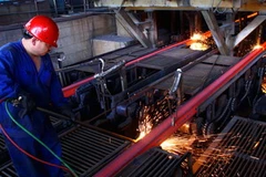 Sản xuất thép ở Công ty Cổ phần Gang thép Thái Nguyên. (Ảnh: Ngọc Hà/TTXVN)