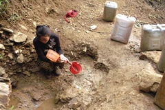 Người dân bản Mù Sang Cao đợi lấy nước rỉ ra từ lòng núi về sinh hoạt. (Ảnh: Nguyễn Công Hải/TTXVN)