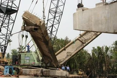 Cầu Chợ Đệm bị gãy. (Ảnh: Tràng Dương/TTXVN)