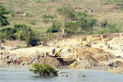 Cảnh khai thác vàng trái phép trên lòng sông Ba. (Ảnh: Internet)