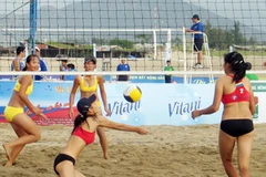 Các đội bóng chuyền nữ tham gia thi đấu vòng loại. (Ảnh: Công Thử/TTXVN)