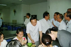 Ông Tô Huy Rứa thăm nhà ăn tại khu ký túc xá dành cho công nhân của Công ty Formosa, Đồng Nai. (Ảnh: dongnai.gov.vn)