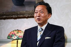 Chủ tịch DPJ Yukio Hatoyama tại cuộc họp báo ở Tokyo ngày 31/8. (Ảnh: AFP/TTXVN) 