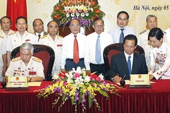 Thủ tướng Nguyễn Tấn Dũng ký kết. (Ảnh: Đức Tám/TTXVN)