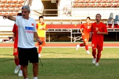 Huấn luyện viên Calisto chỉ đạo các học trò tại buổi tập. (Ảnh: Phạm Văn Kiên/TTXVN)