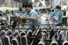 Sản xuất giày xuất khẩu tại Công ty Giày Thượng Đình. (Ảnh: AP)