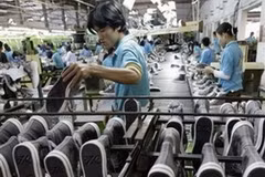 Sản xuất giày xuất khẩu tại Công ty Giày Thượng Đình. (Ảnh: AP)