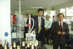 Thứ trưởng Bộ Công thương Bùi Xuân Khu thăm phân xưởng kiểm nghiệm bia. (Ảnh: Phương Mai)