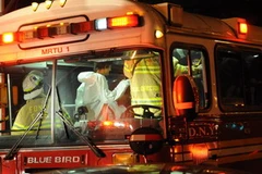 Điều tra những người tiếp xúc với các phong bì chứa bột trắng tại New York, ngày 10/11. (Ảnh: THX/TTXVN)