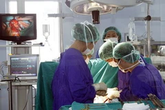 Một ca mổ tim tại trung tâm. (Ảnh: Đức Tám/TTXVN)