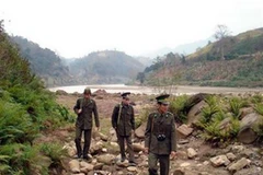 Những người lính biên phòng tuần tra trên mảnh đất địa đầu. (Ảnh: Internet)
