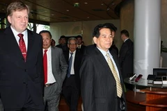 Chủ tịch nước đến thăm Tập đoàn sản xuất điện thoại Nokia. (Ảnh: Nguyễn Khang/TTXVN)