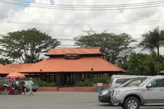 Nhà hàng Trung Lương, một trong nhiều cơ sở dịch vụ của Công ty cổ phần du lịch Tiền Giang, nằm ở vị trí "đắc địa" nhưng được bán với giá bèo. (Ảnh: Kim Quy/Vietnam+)