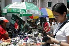 Khách Việt Nam mua sắm tại một khu du lịch ở Côn Minh (Trung Quốc). (Ảnh: Internet)