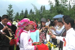 Tục lệ mời rượu của người dân Sa Pa. (Ảnh: Thanh Hải/TTXVN)