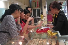 Mua sắm nữ trang tại cửa hàng vàng SJC. (Ảnh: Kim Phương/TTXVN)