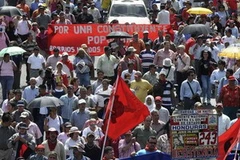 Đoàn biểu tình. (Ảnh: Reuters)