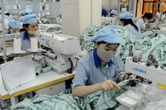 Sản xuất tại phân xưởng may, Công ty May 10. (Ảnh: Trần Thanh Giang/TTXVN)
