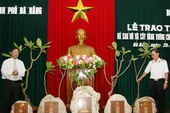 Chuẩn Đô đốc, Phó Tư lệnh Hải Quân Lê Văn Đào trao tặng san hô và cây bàng vuông cho lãnh đạo Ủy ban Nhân dân thành phố Đà Nẵng. (Ảnh: Văn Sơn/TTXVN) 