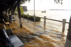 Ngập úng tại bến Ninh Kiều do tác động của triều cường trên sông Hậu. (Ảnh: Thanh Vũ/TTXVN)