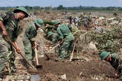 Bộ Chỉ huy Quân sự tỉnh Kon Tum lao động giúp dân khắc phục hậu quả bão lũ. (Ảnh: Trần Lê Lâm/TTXVN)