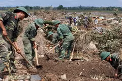 Bộ Chỉ huy Quân sự tỉnh Kon Tum lao động giúp dân khắc phục hậu quả bão lũ. (Ảnh: Trần Lê Lâm/TTXVN)