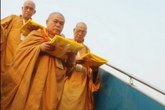 Ngọc xá lợi được rước xuống từ phi cơ. (Ảnh: VOV)