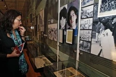 Khách tham quan xem triển lãm. (Ảnh: AP)