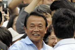 Chủ tịch LDP kiêm Thủ tướng Nhật Bản Taro Aso vẫy chào những người ủng hộ trong cuộc vận động tranh cử cuối cùng. (Ảnh: AFP/TTXVN) 