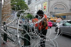 Những người biểu tình áo đỏ dựng nhiều chướng ngại vật trước các ngả đường đi vào trung tâm Bangkok. (Ảnh: Ngọc Tiến/TTXVN)