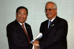 Phó Thủ tướng Phạm Gia Khiêm tiếp Bộ trưởng Ngoại giao Argentina Jorge Taiana. (Ảnh: TTXVN)